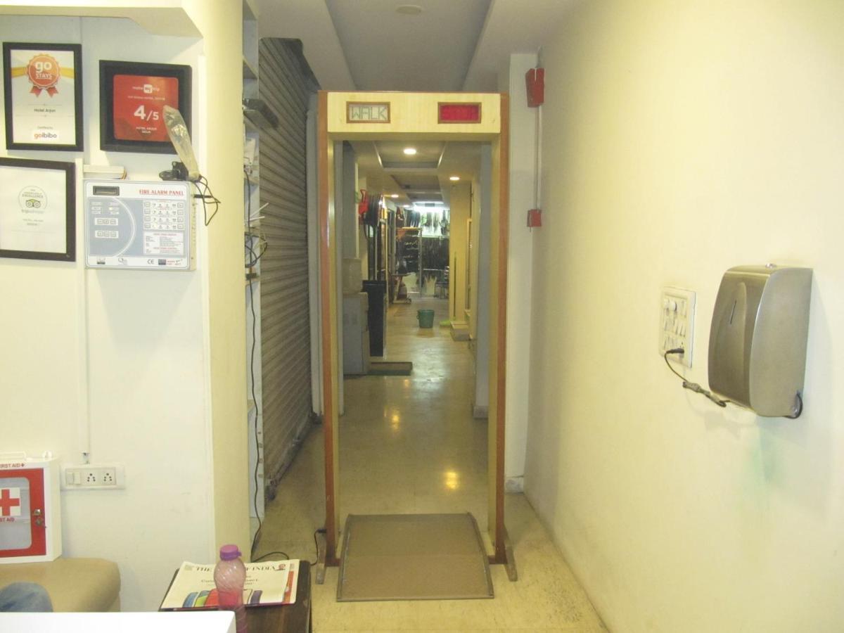 Hotel Arjun Нью-Дели Экстерьер фото