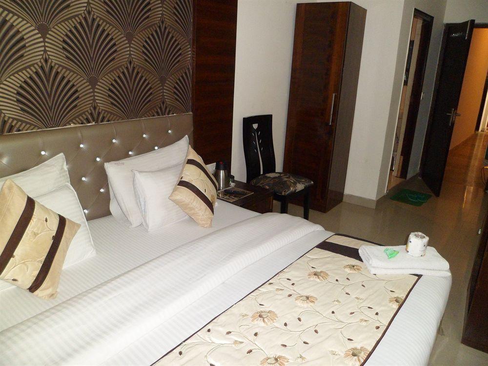 Hotel Arjun Нью-Дели Экстерьер фото