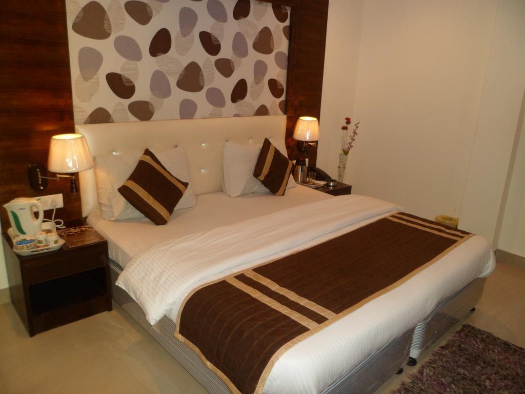 Hotel Arjun Нью-Дели Экстерьер фото