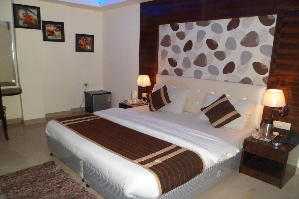 Hotel Arjun Нью-Дели Экстерьер фото