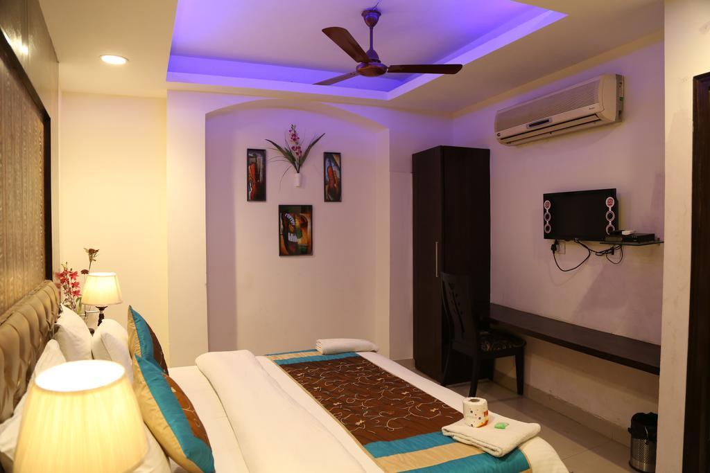 Hotel Arjun Нью-Дели Экстерьер фото