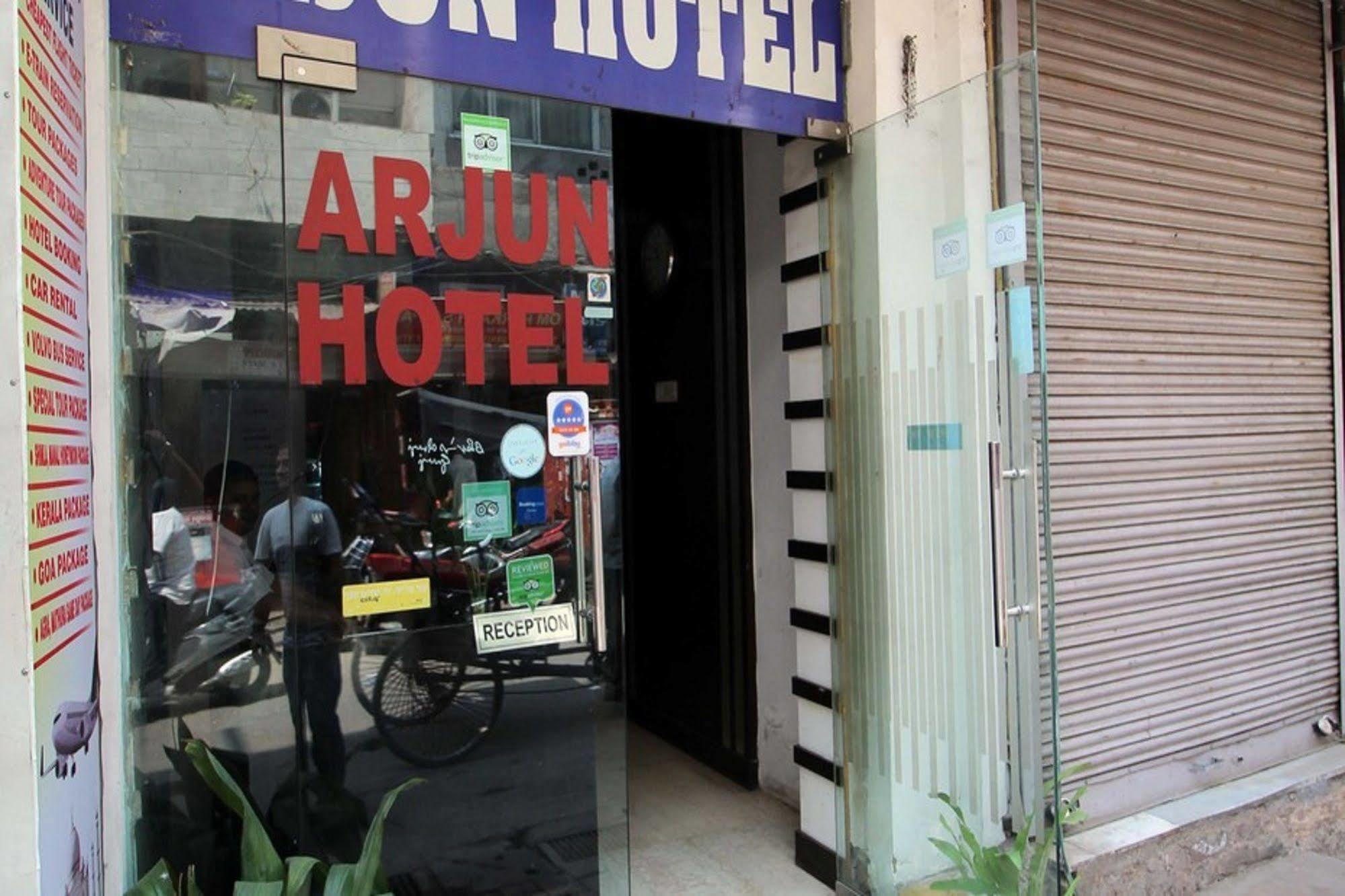 Hotel Arjun Нью-Дели Экстерьер фото