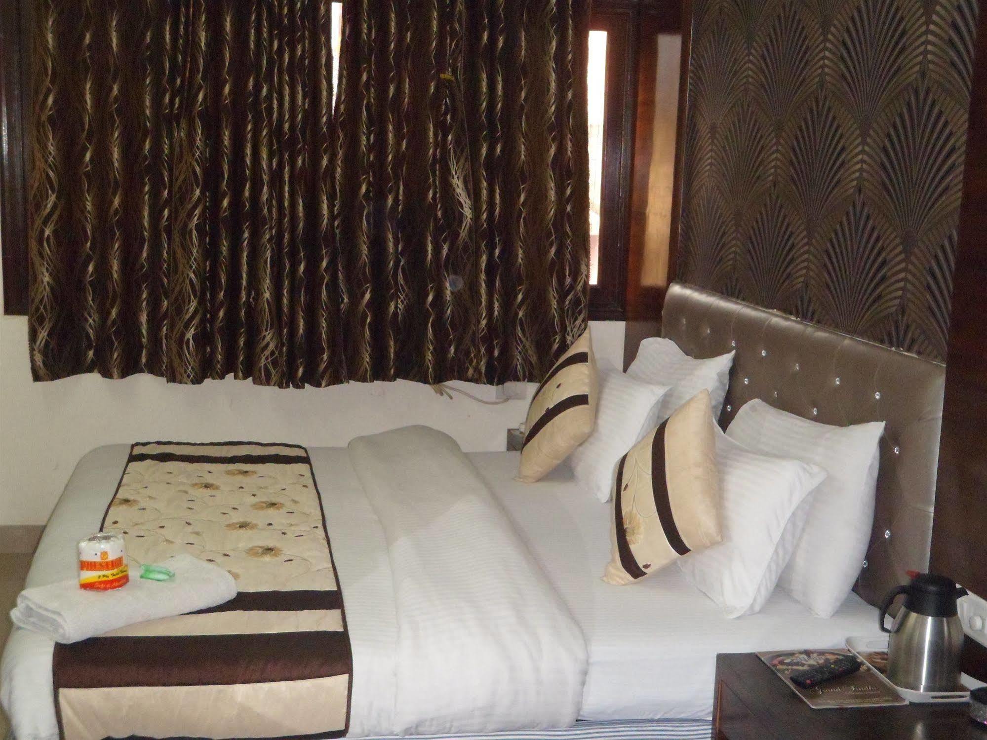 Hotel Arjun Нью-Дели Экстерьер фото