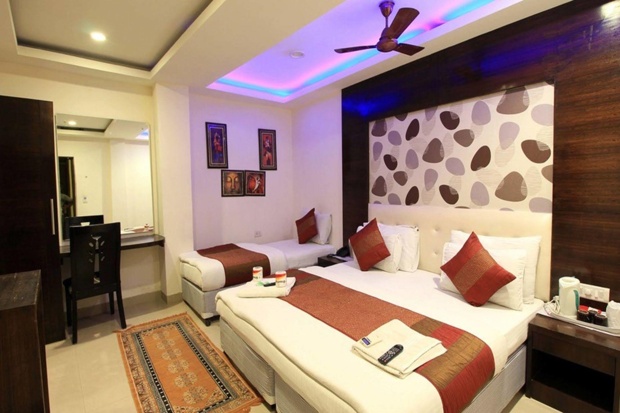 Hotel Arjun Нью-Дели Экстерьер фото