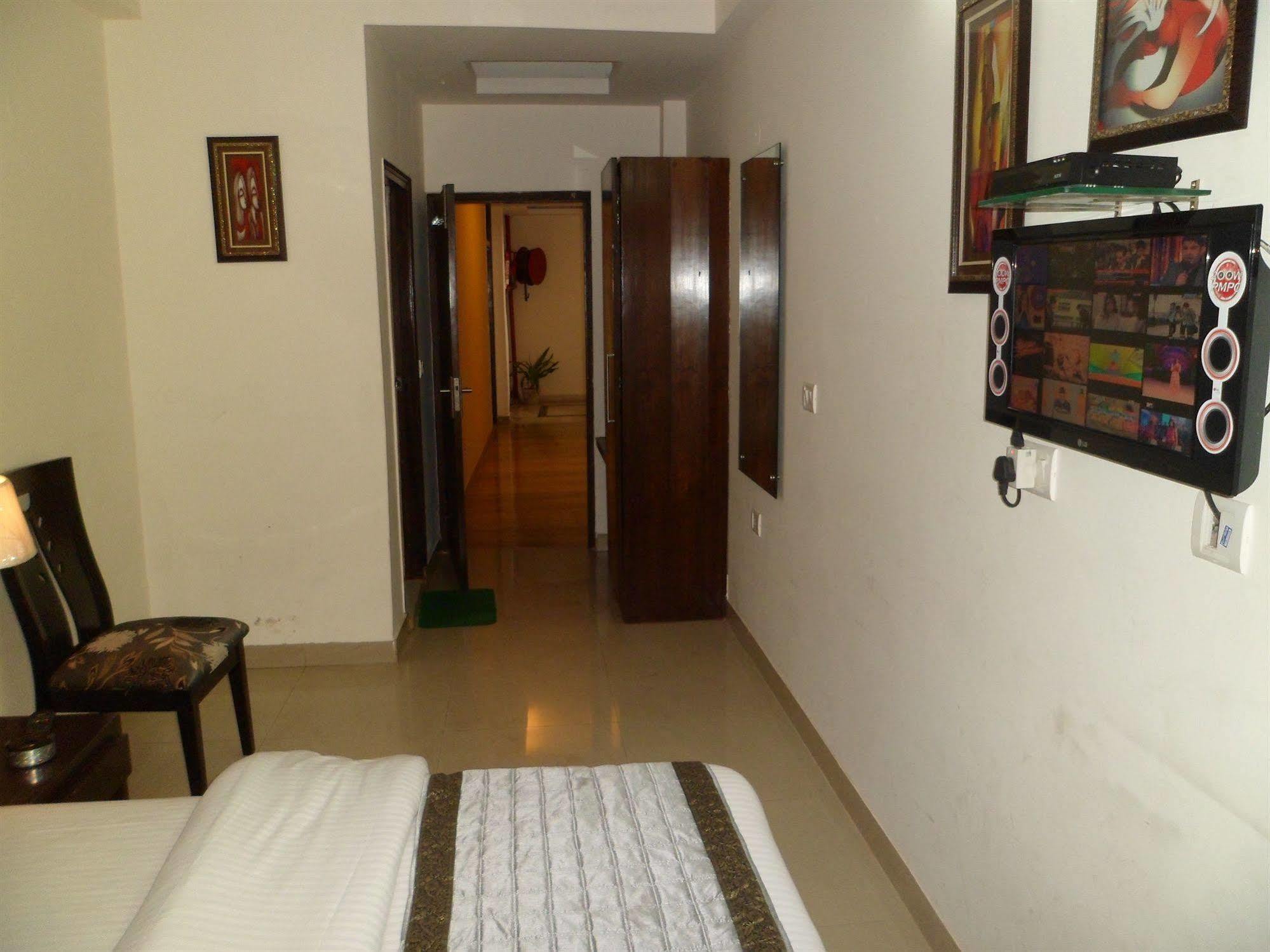 Hotel Arjun Нью-Дели Экстерьер фото