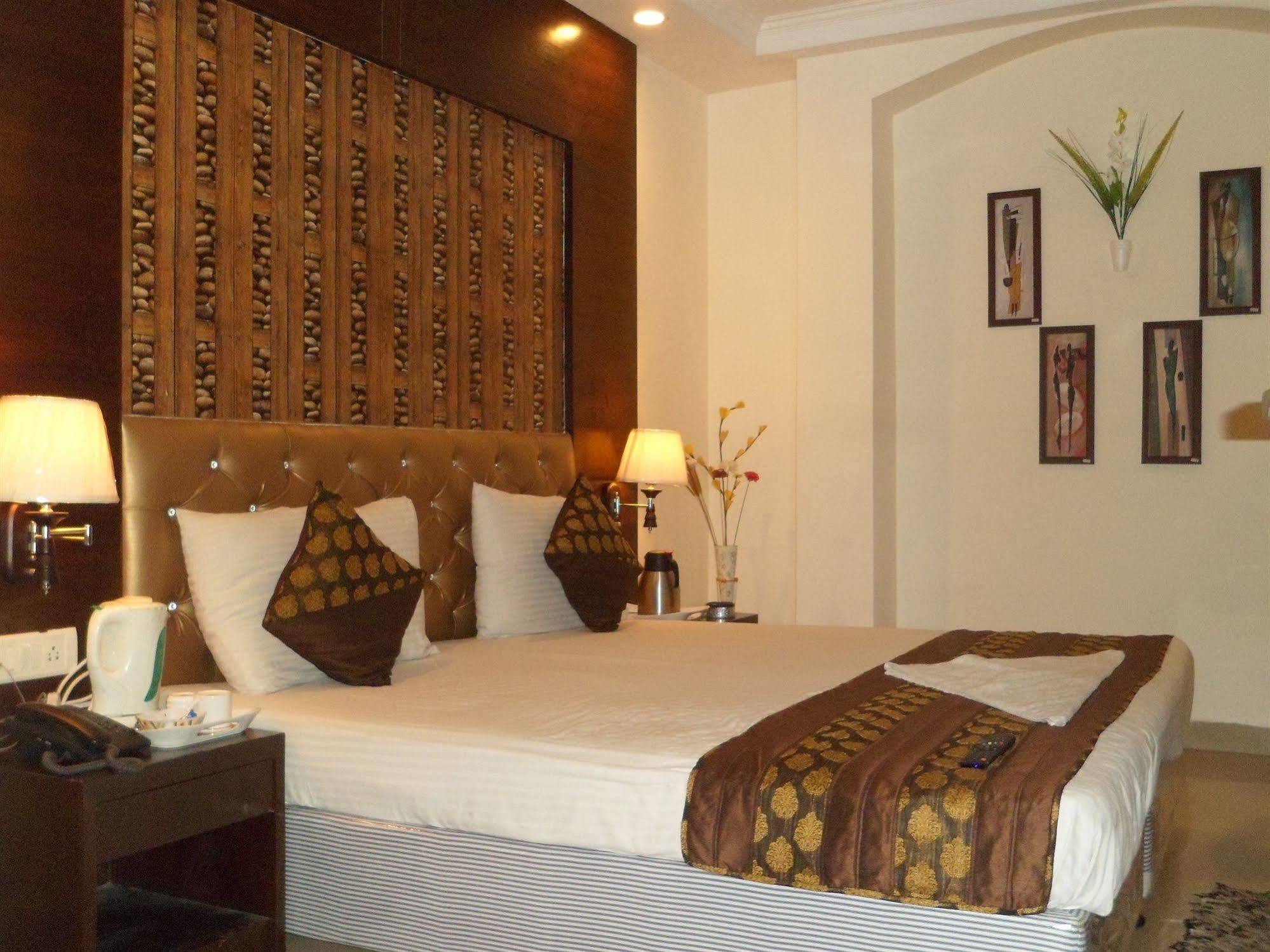 Hotel Arjun Нью-Дели Экстерьер фото