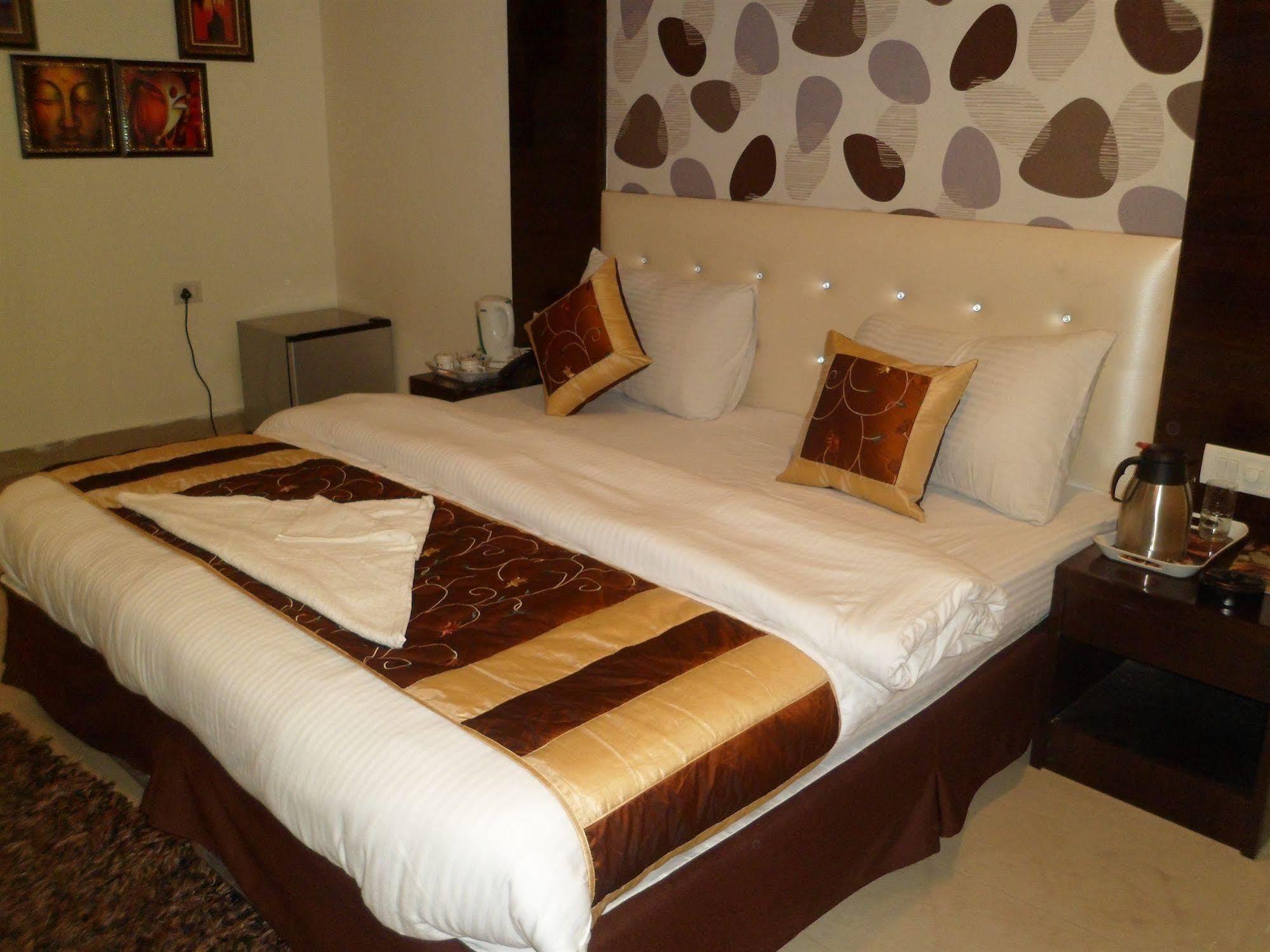 Hotel Arjun Нью-Дели Экстерьер фото