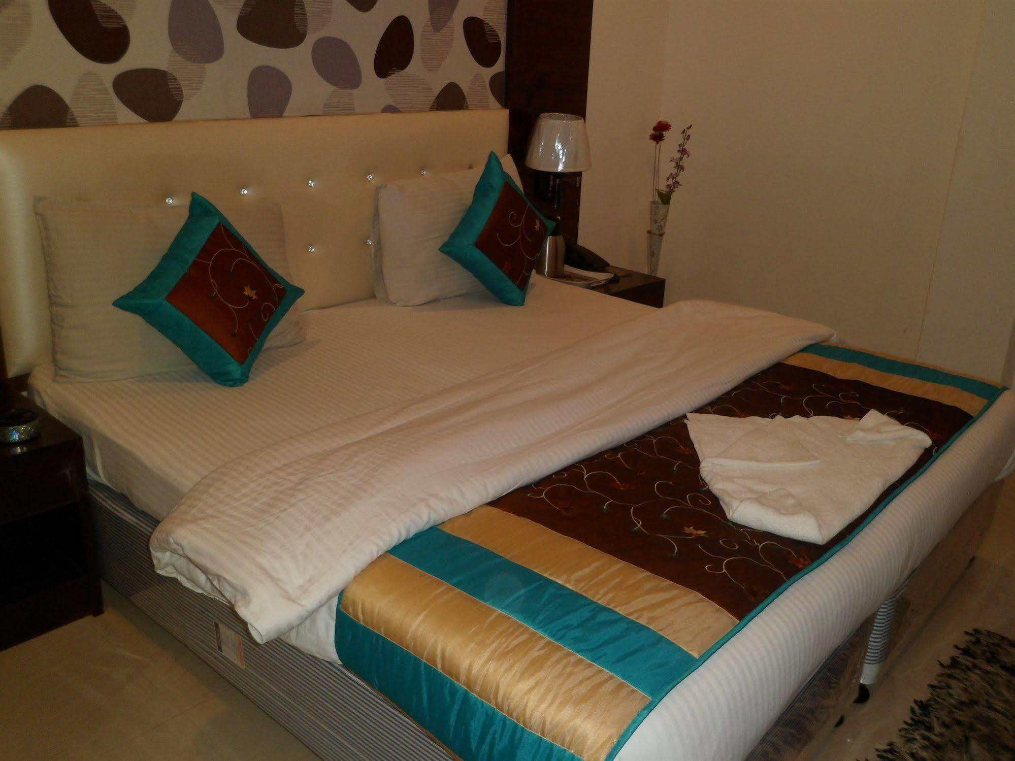 Hotel Arjun Нью-Дели Экстерьер фото