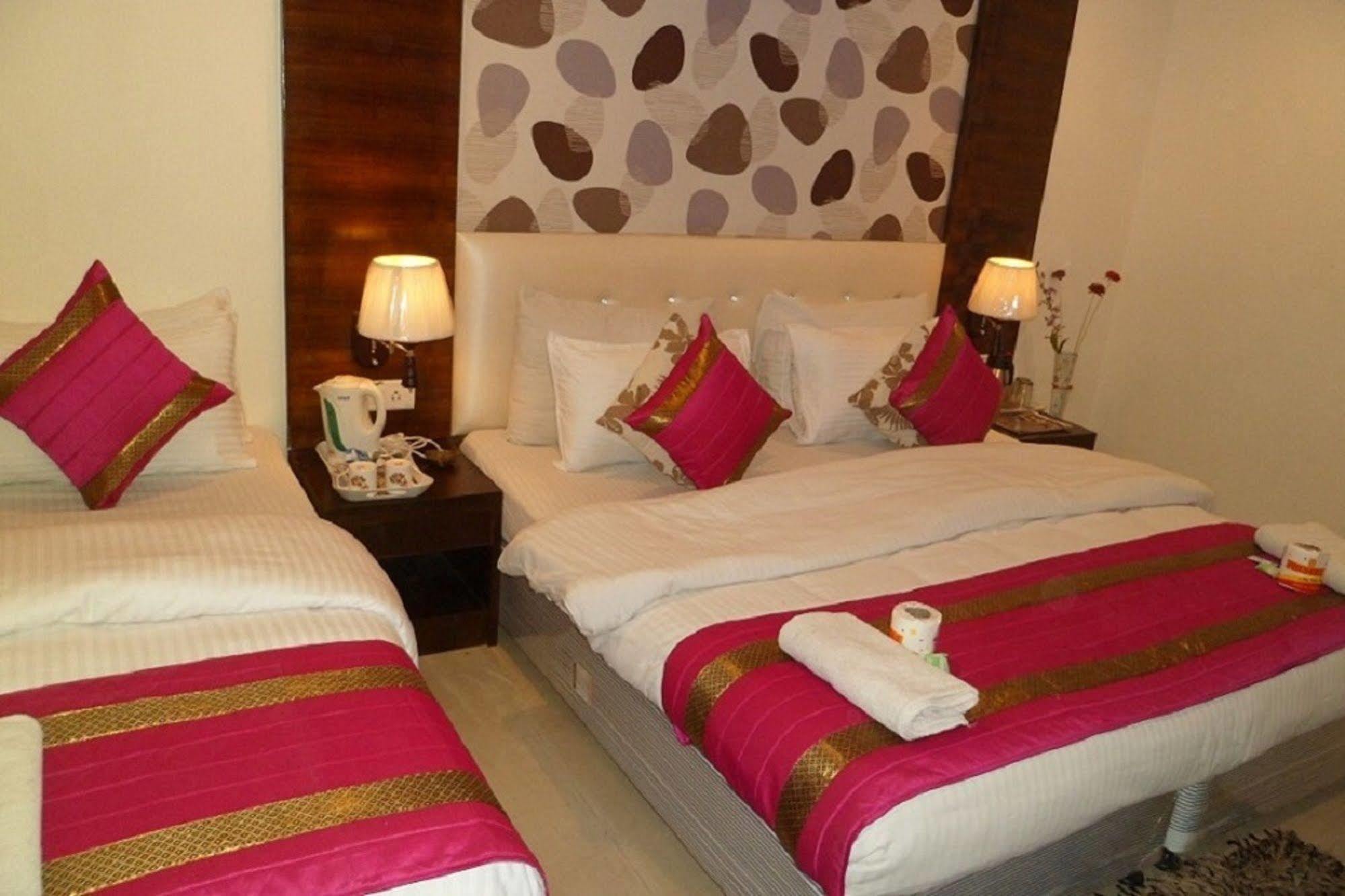 Hotel Arjun Нью-Дели Экстерьер фото