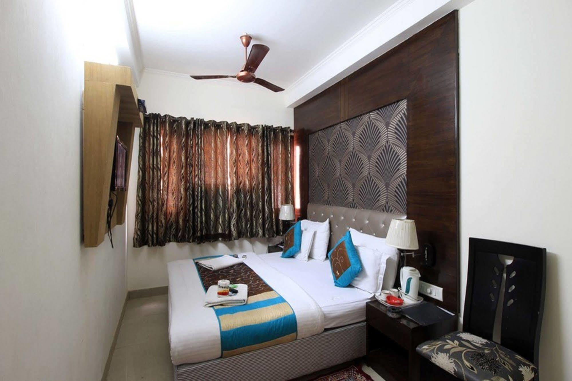 Hotel Arjun Нью-Дели Экстерьер фото