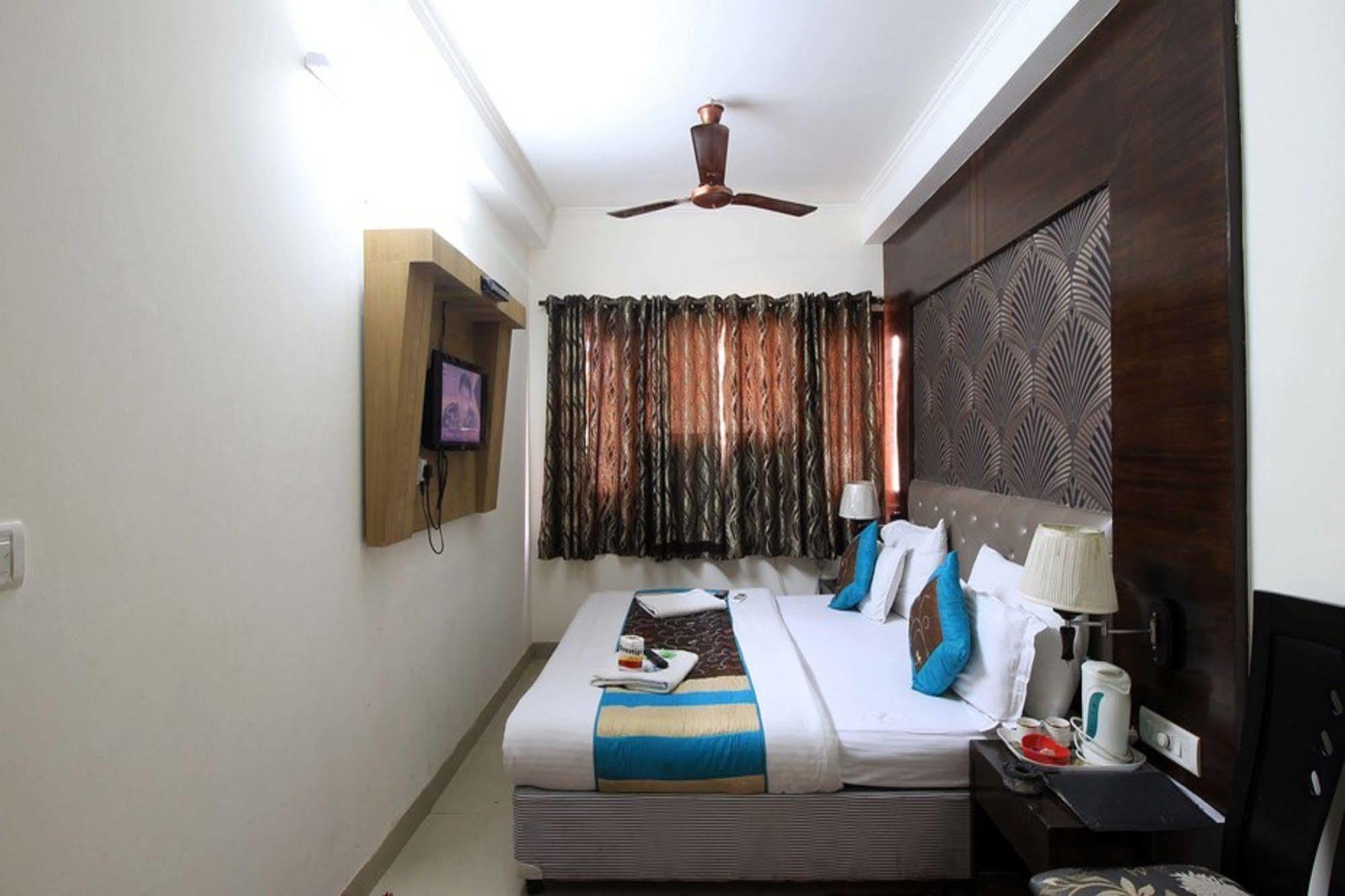 Hotel Arjun Нью-Дели Экстерьер фото
