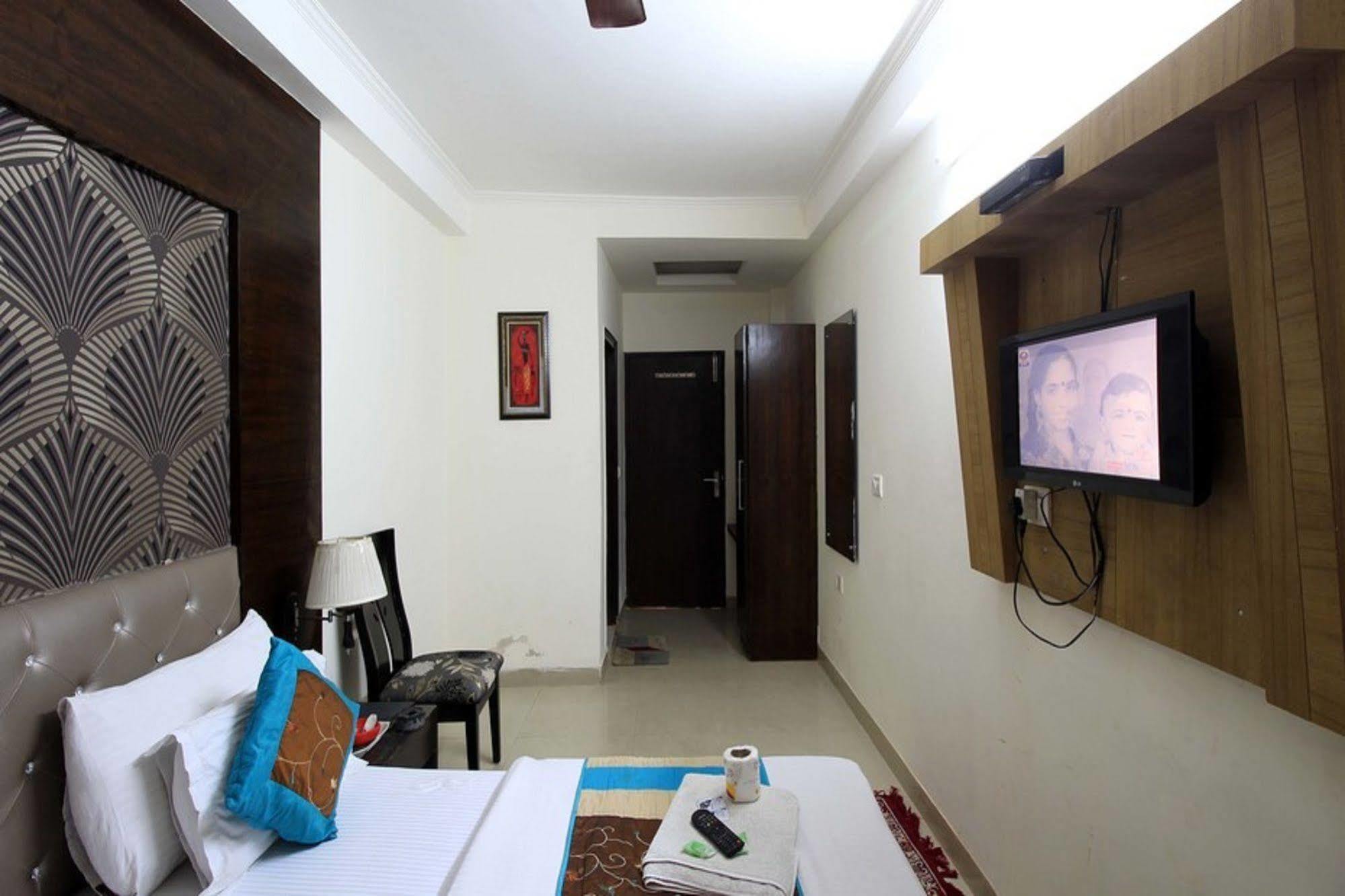 Hotel Arjun Нью-Дели Экстерьер фото