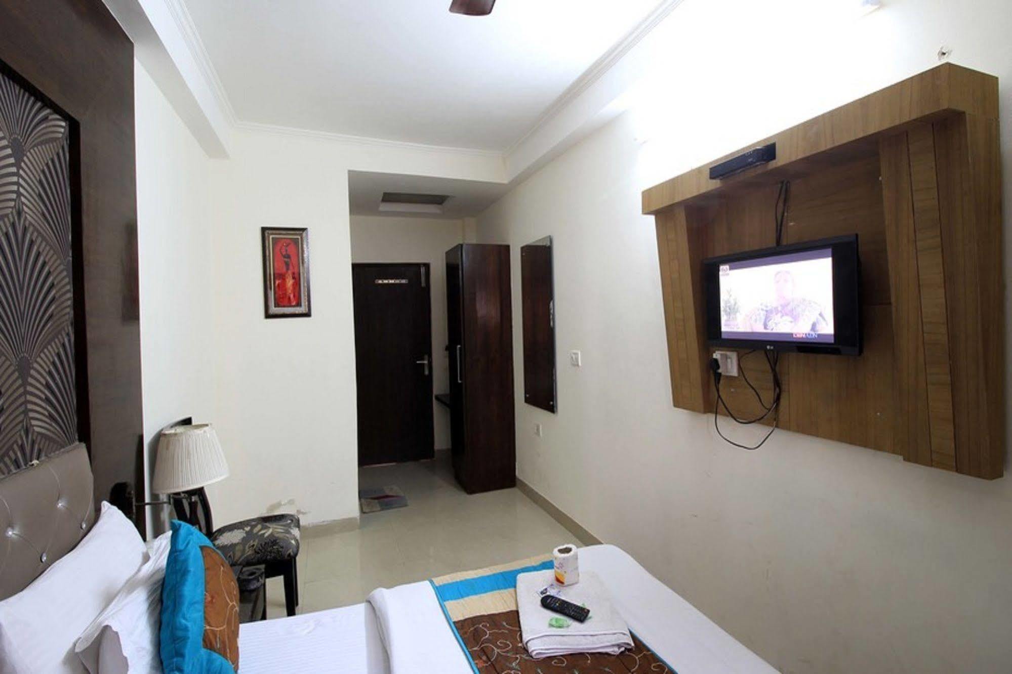 Hotel Arjun Нью-Дели Экстерьер фото